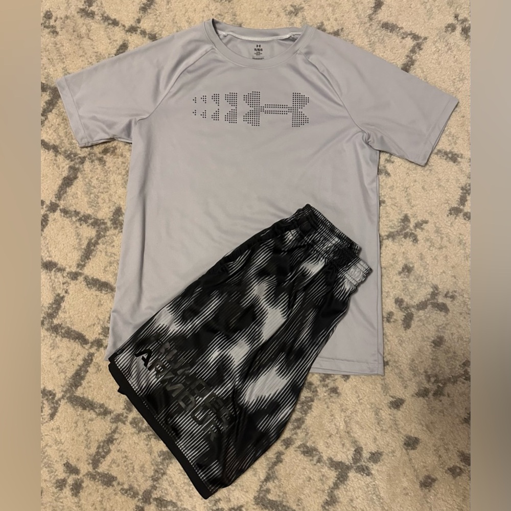 Boys Under Armour short set, size Youth Large.